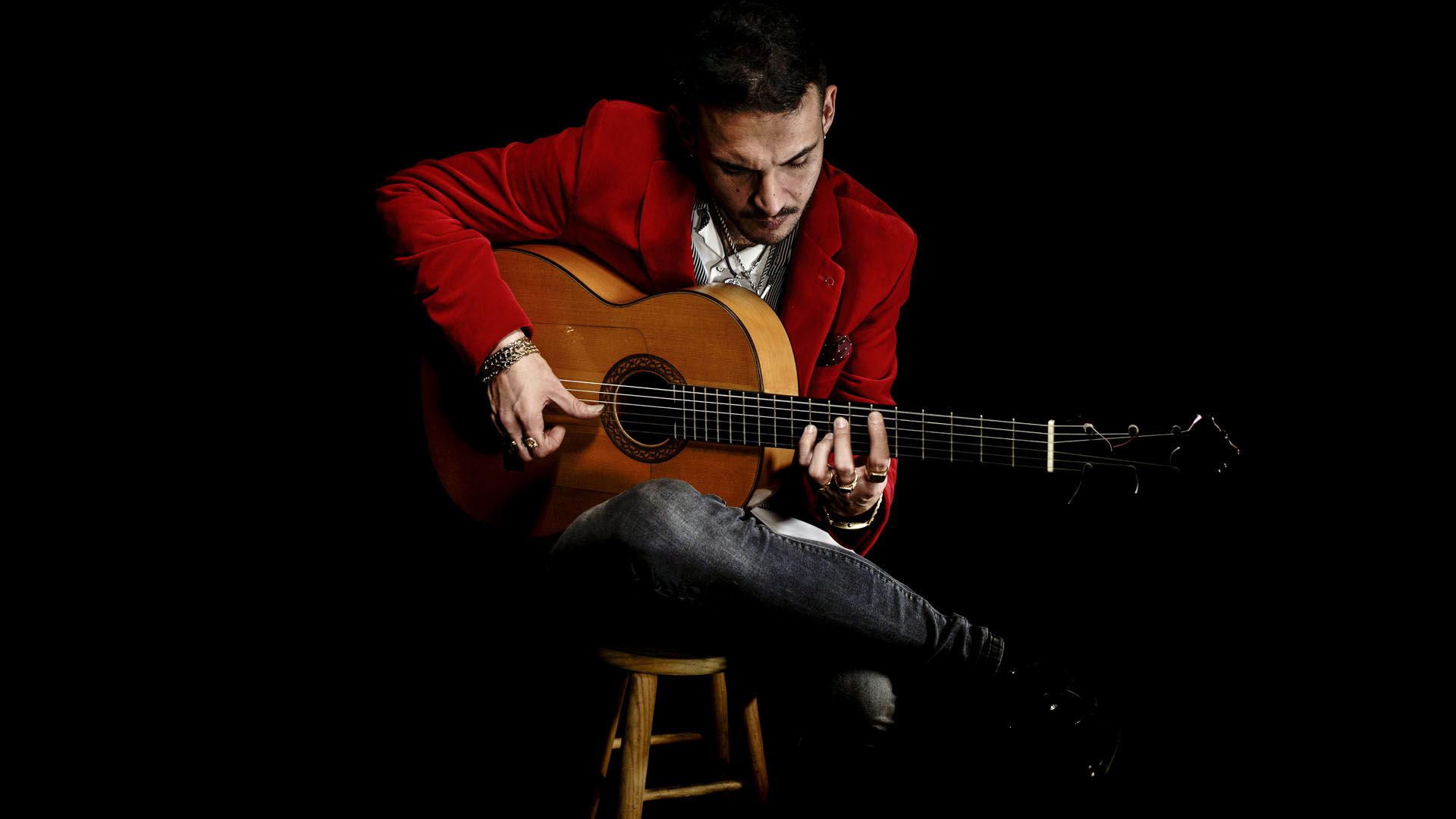 Antonio de Quero sentado tocando la guitarra