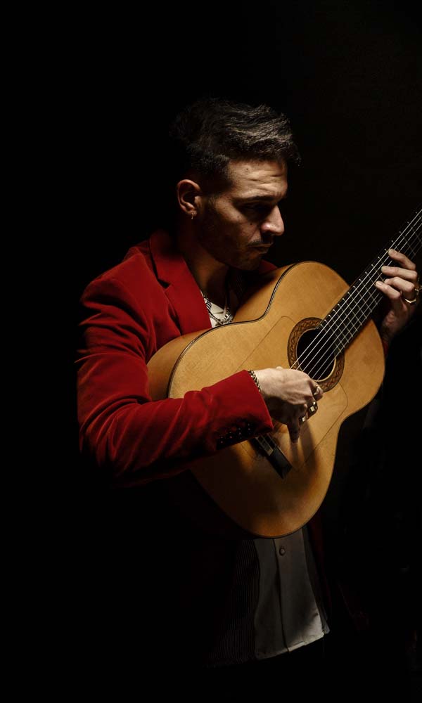 Antonio de Quero tocando la guitarra