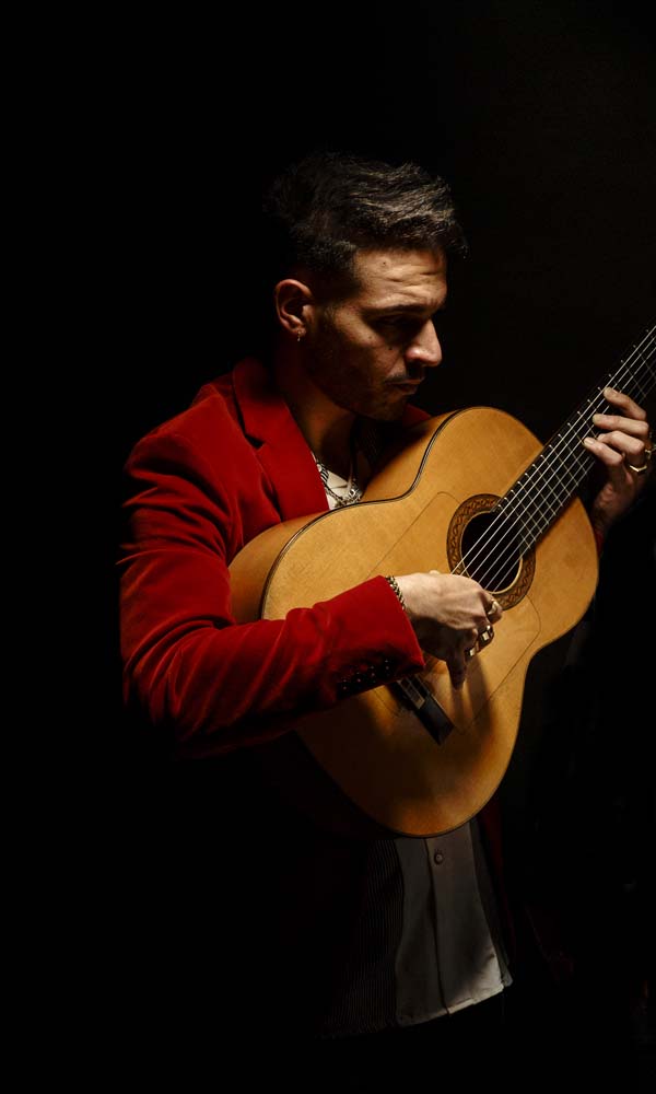 Antonio de Quero tocando la guitarra