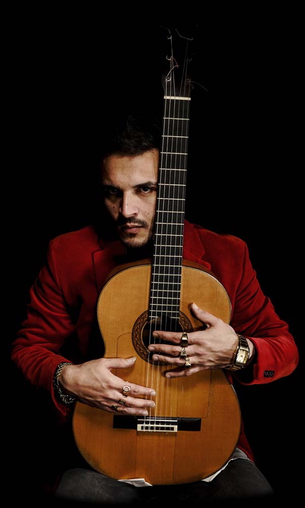 Antonio de Quero posando con su guitarra