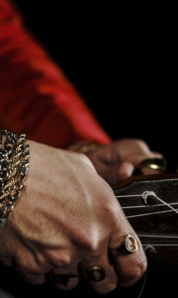 Las manos de Antonio de Quero preparando la guitarra