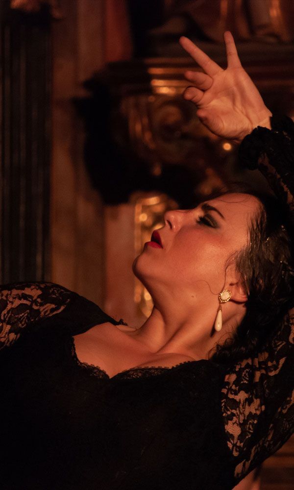 Chica bailando flamenco